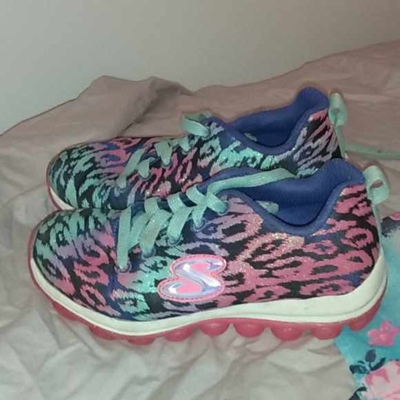 2 shirts 2 pairs of pants 1 pair of shoes dresses - Picture 3 of 14